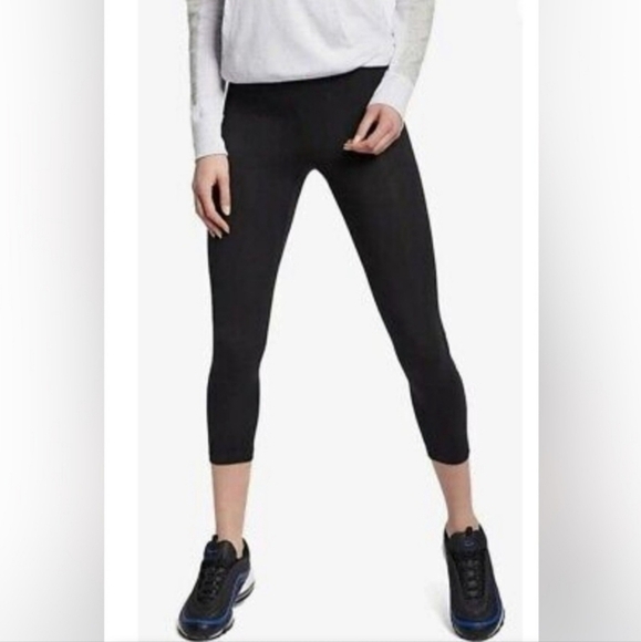 Nike Black Cropped Workout Legging Women's Medium M Logo Spellout Athletic EUC - Picture 1 of 11